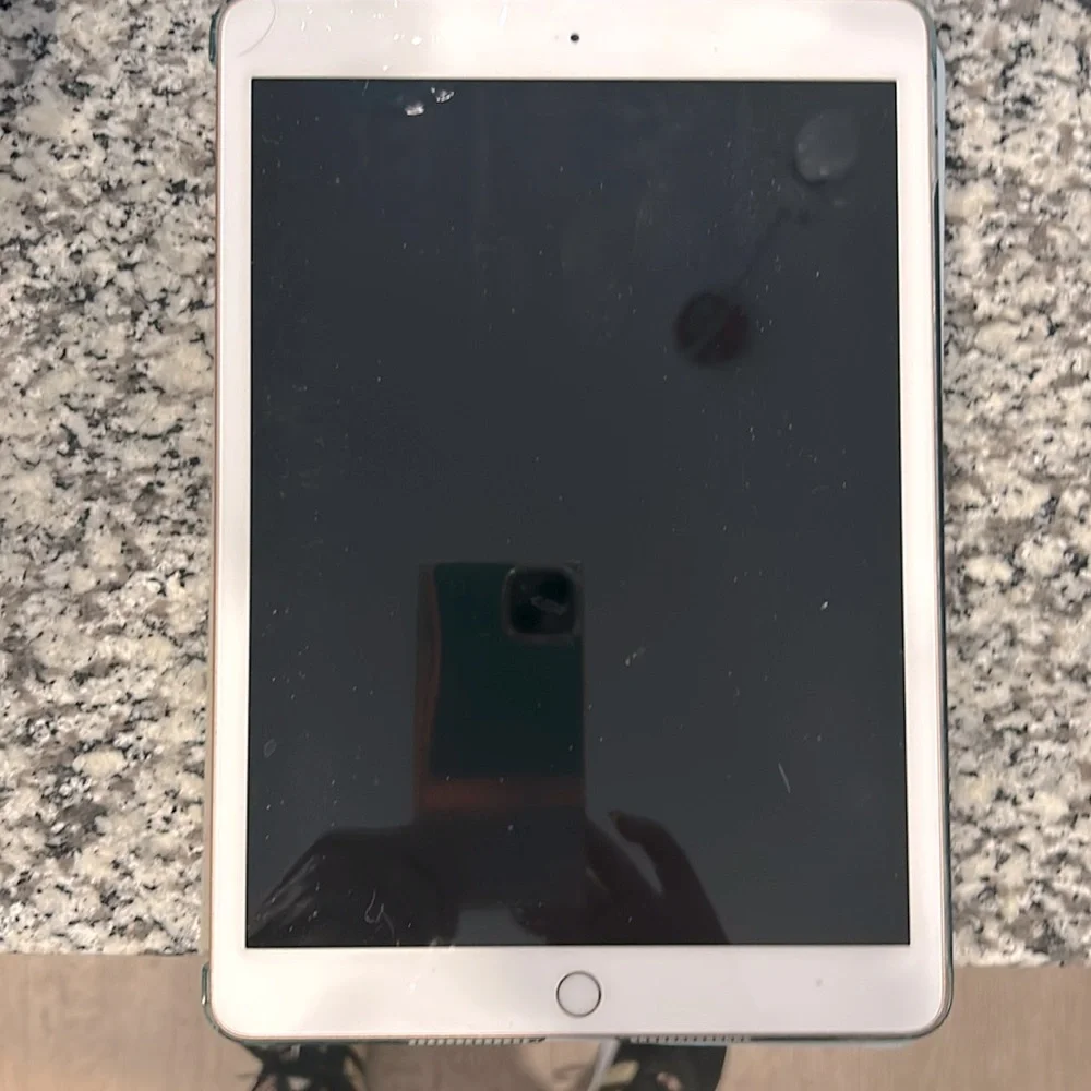 iPad 10.2 7th Generation 32 GB GOLD A LIKE NEW